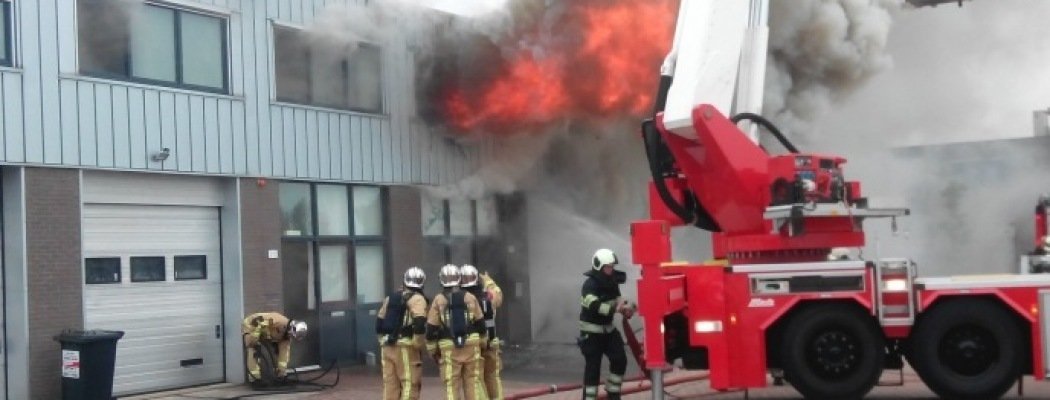 [FOTO'S & VIDEO] Grote brand in bedrijfspand Uithoorn