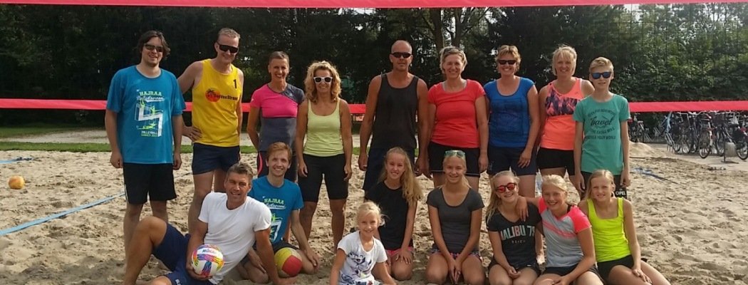 Eerste partijtjes beachvolleybal in Vinkeveen