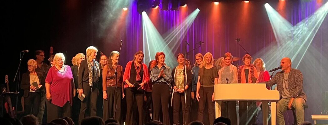 Podium voor Creatoonkoor bij Billy Joel Experience