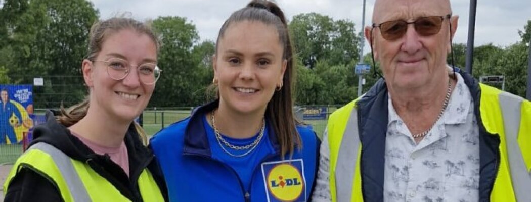 EHBO Lucas Vinkeveen bij Lieke Martens training