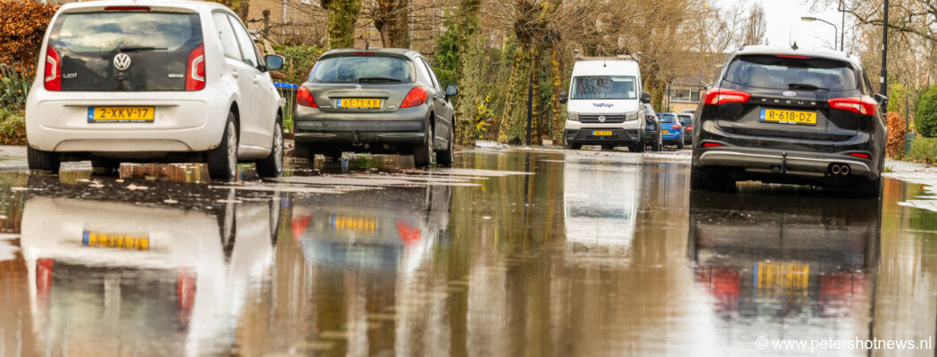 Waterleiding gesprongen in Vinkeveen, veel water op de weg