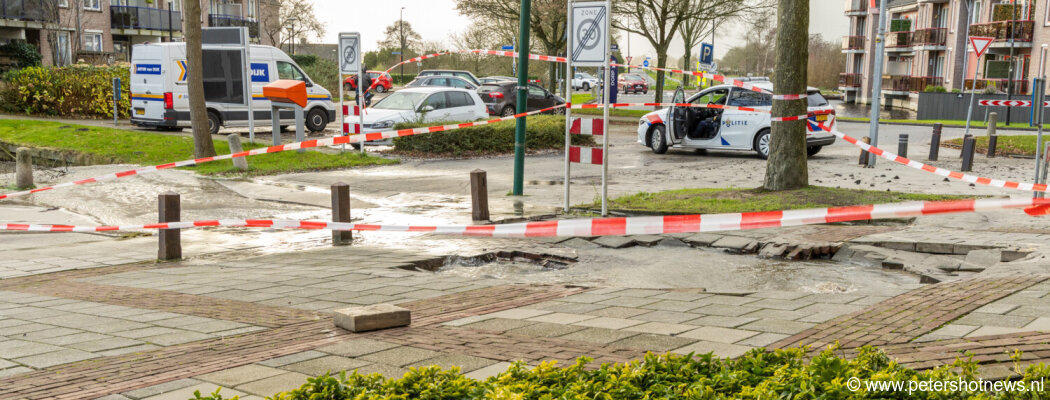 Gesprongen waterleiding veroorzaakt sinkhole in Wilnis: weg dicht