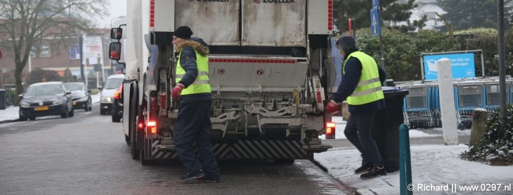 Vrijwilligers van verenigingen lopen achter vuilniswagen De Ronde Venen