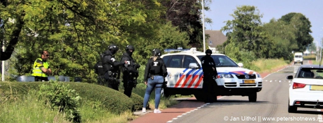 Zwaar bewapende agenten op Hoofdweg in De Kwakel