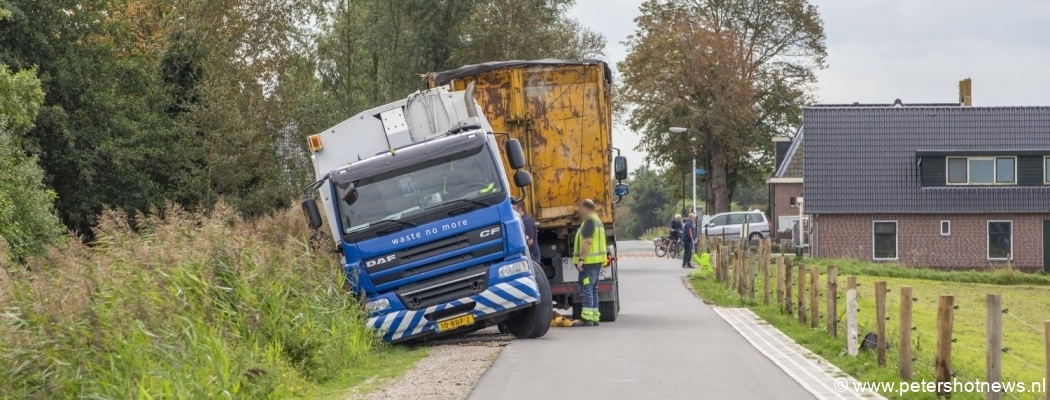Vuilniswagen staat op omvallen in buitengebied Vinkeveen: containers blijven vol