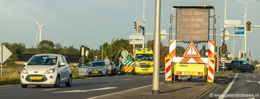 Auto's botsen voor verkeerslicht N201 Vinkeveen