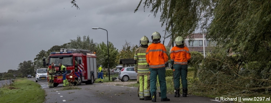 Tak valt op vrachtwagen Uitweg Vinkeveen