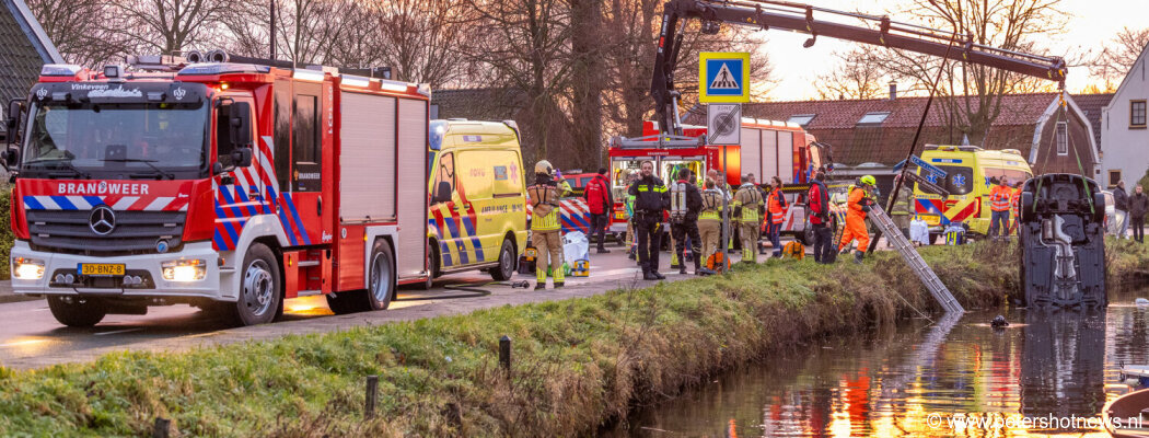 Brandweerduikers zoeken naar persoon bij auto te water Baambrugge