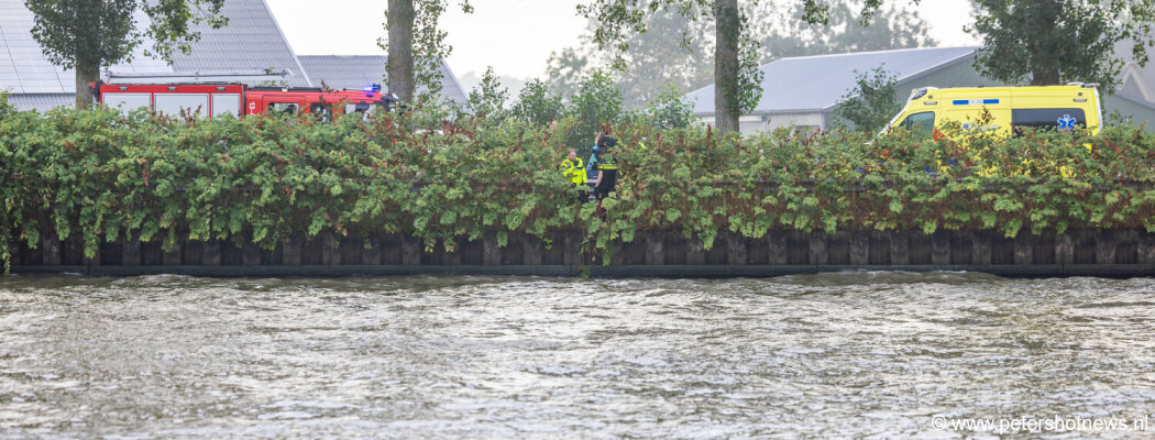 Brandweer haalt man uit Amsterdam Rijnkanaal