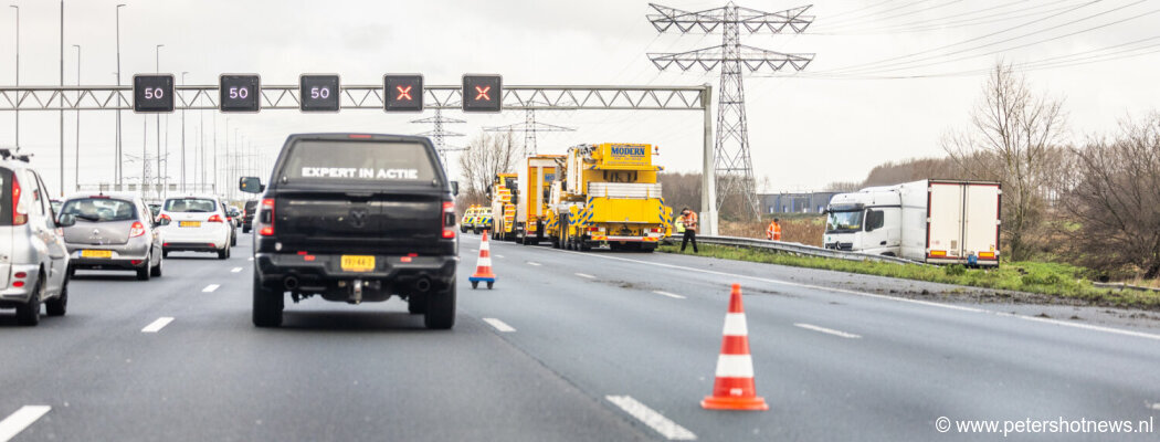 Vrachtwagen raakt van de weg en ramt vangrail langs A2