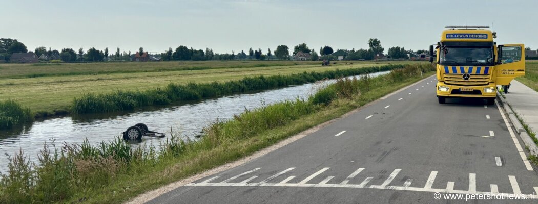 Auto te water langs Hoofdweg Waverveen