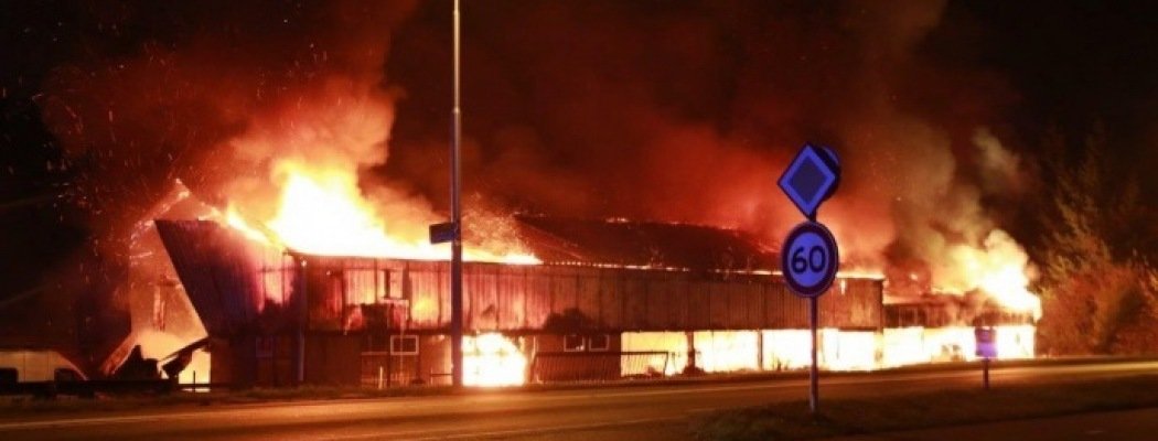 [FOTO'S & VIDEO] Uitslaande brand in pand Aalsmeer