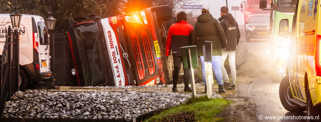 Vrachtwagen belandt op zijn kant in greppel Mijdrecht