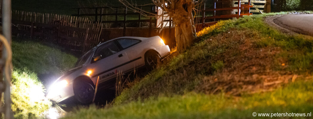 Auto uit de bocht in Gein Noord Abcoude