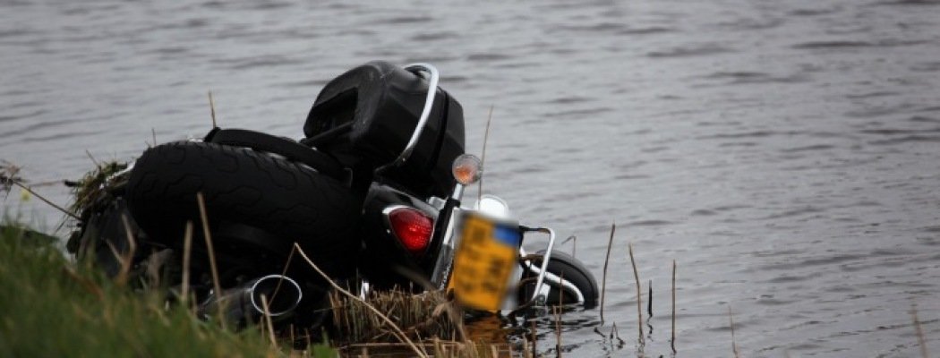 [FOTO'S] Motorrijder te water op Oostzijde in De Hoef