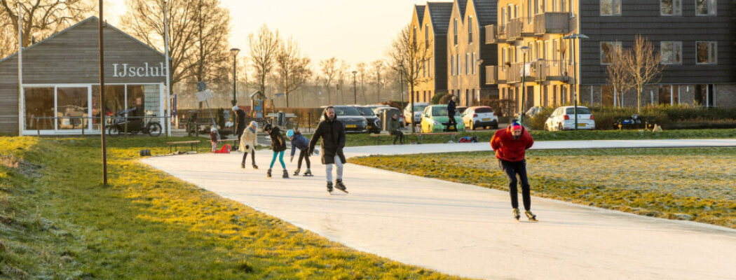 Natuurijsbaan Baambrugge opent dankzij nachtwerk van vrijwilligers op Tweede Kerstdag