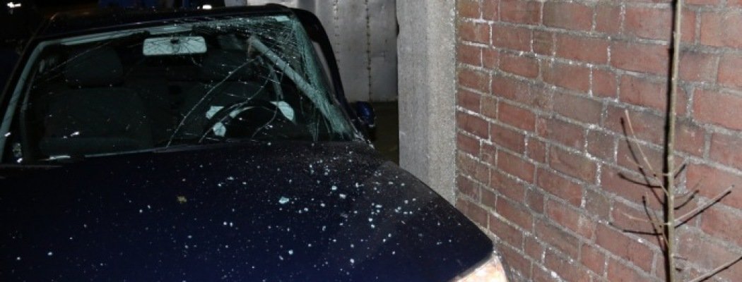 [FOTO'S] Auto botst tegen muur Uithoorn