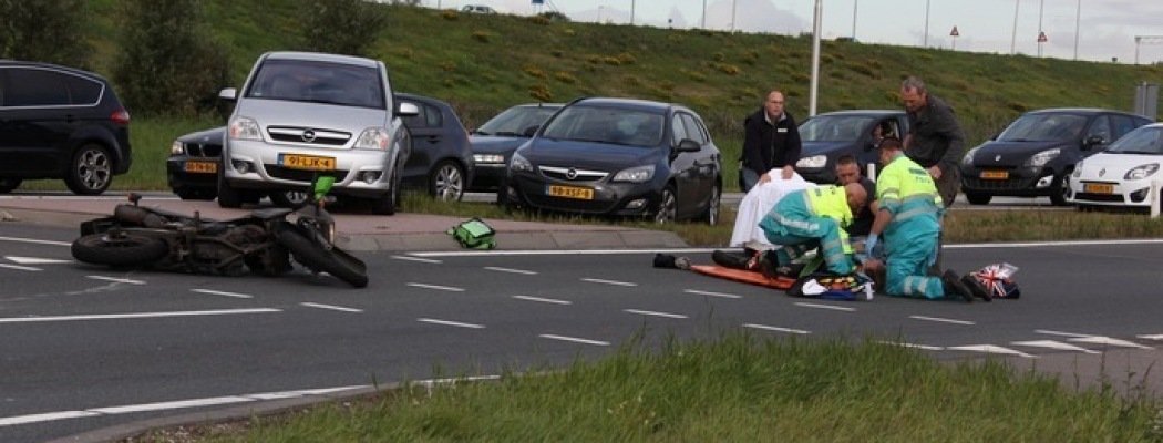 [FOTO'S & VIDEO]  Motorrijder over de kop bij oprit A2 Vinkeveen
