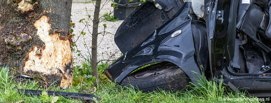 Auto botst tegen boom Breukelen: bestuurder zwaargewond