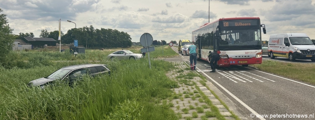 Lijnbus botst met auto op busbaan Mijdrecht