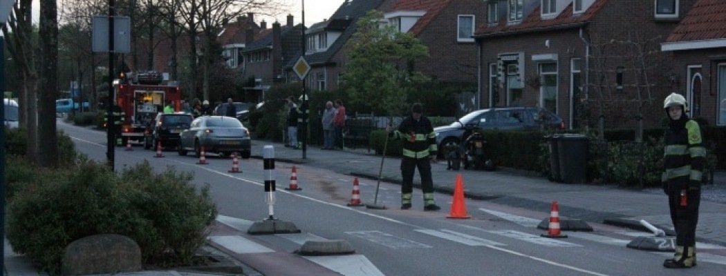 [FOTO'S] Auto ramt wegversmalling door zoeken huisnummer in Vinkeveen