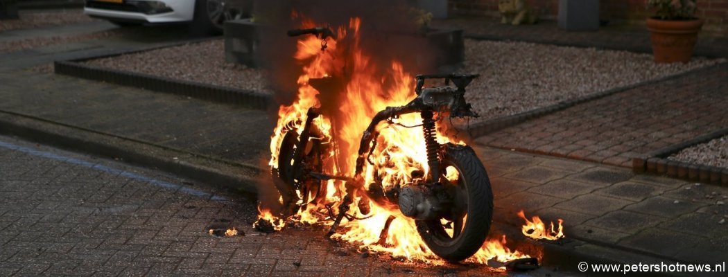 Scooter in brand op Koningin Julianalaan Mijdrecht