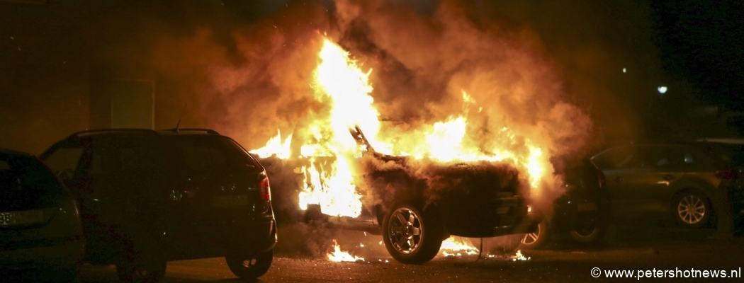 Auto brandt volledig uit op Weegbree Mijdrecht