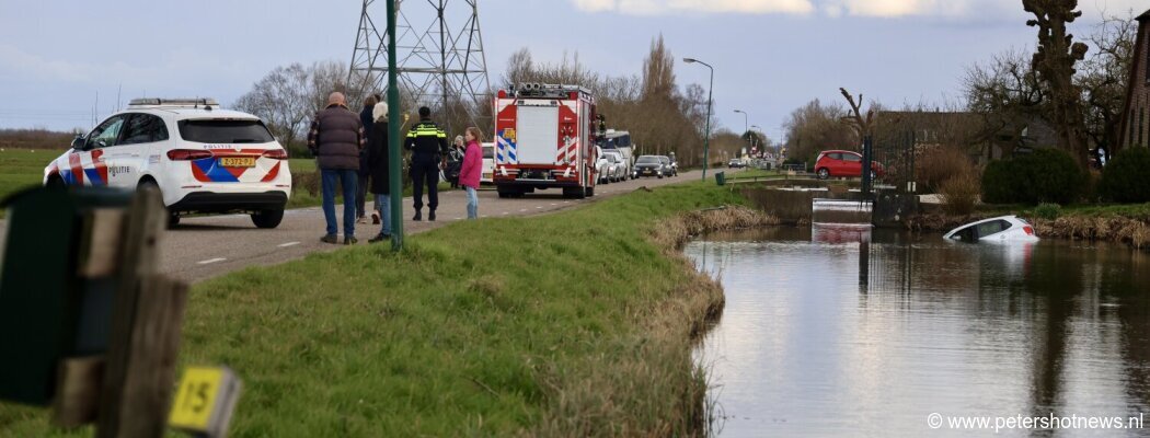 Auto raakt te water op Portengen in Kockengen