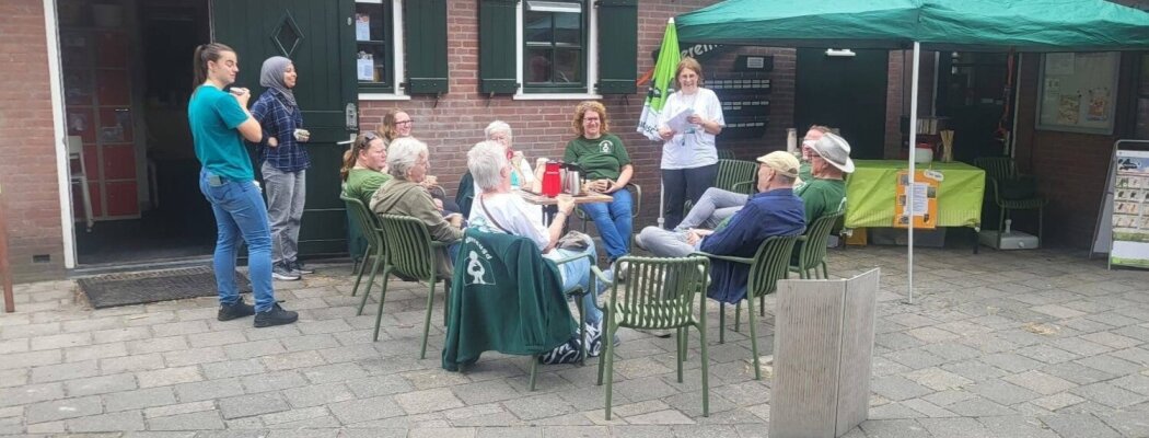 Natte dag op de kinderboerderij zorgt toch voor vrolijke drukte