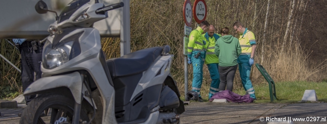Scooterrijdster gewond op Vinkenkade Vinkeveen
