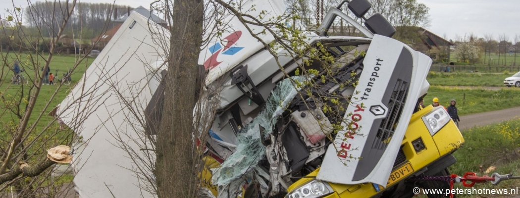 Vrachtwagen belandt in greppel en vouwt zich om boom Nigtevecht