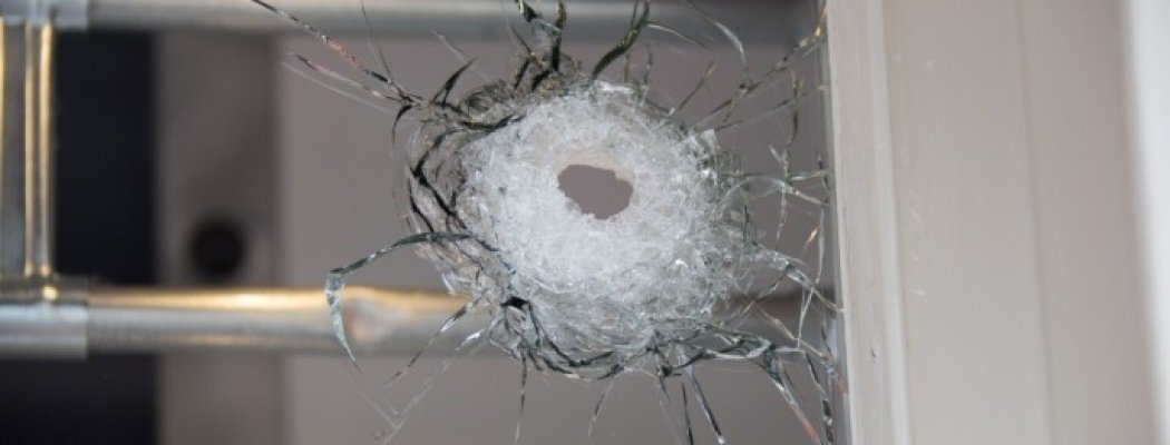 [FOTO'S] Kogels door ruit van winkel bij schietpartij Abcoude