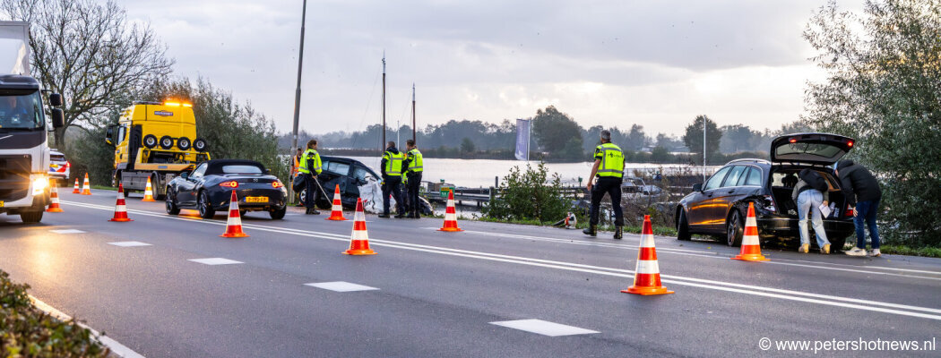 Vier auto’s en vrachtwagen botsen op N201 bij Vinkeveen