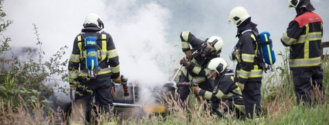 [FOTO'S] Auto brandt volledig uit langs de Bosdijk