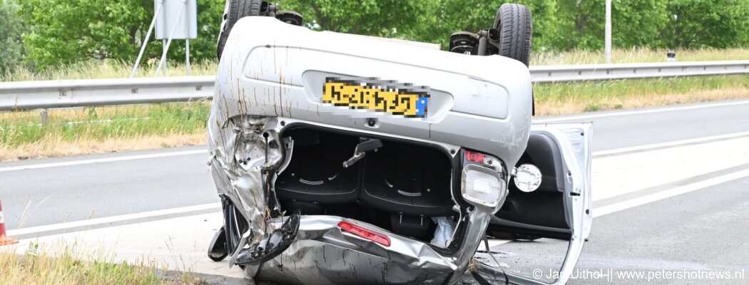 Auto slaat over de kop op N201 bij Zijdelweg: bestuurder met spoed naar ziekenhuis