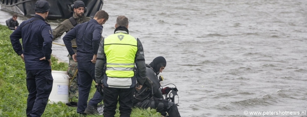 Duikers politie in actie bij moordonderzoek politicus Festim Lato in Loenen a/d Vecht