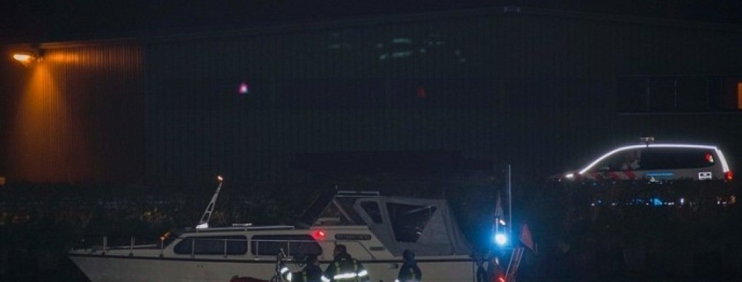 Brandweerboot zoekt naar slecht verlicht vaartuig op Amsterdam Rijnkanaal