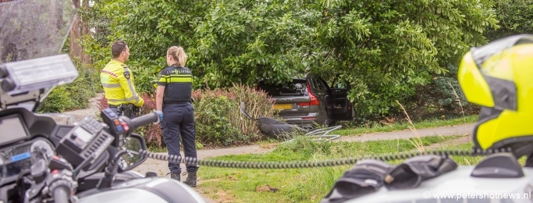 Ouder echtpaar belandt met auto in bosschage Vinkeveen