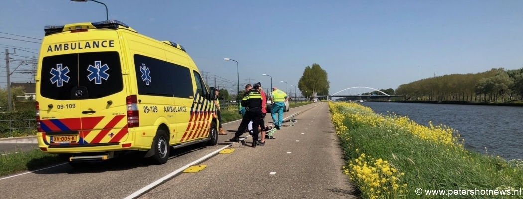 Wielrenner ligt halfuur gewond op kanaaldijk Loenersloot