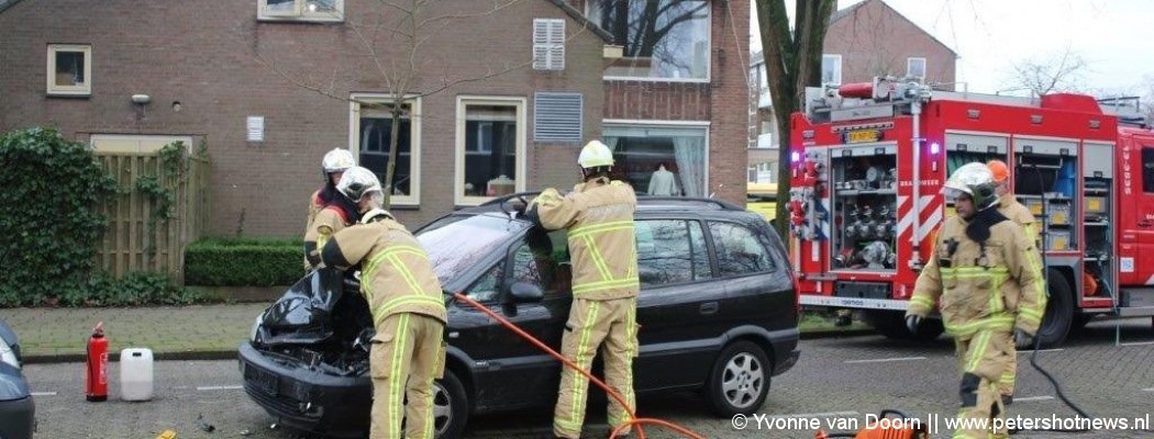 Auto ramt geparkeerde auto langs Vondellaan Uithoorn