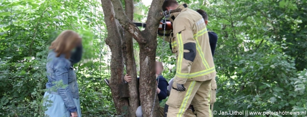 Brandweer bevrijdt kind met been tussen boom Uithoorn