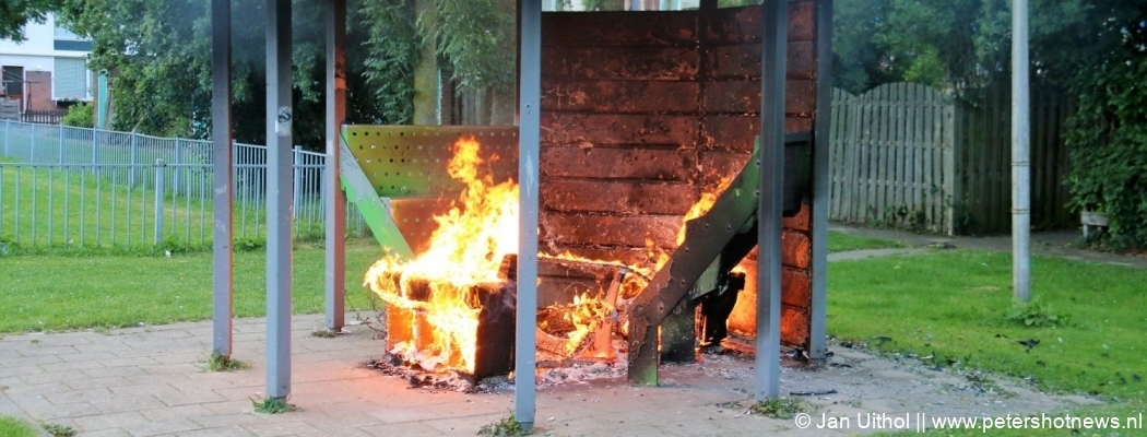 Bankstel in brand bij jongerenplek Uithoorn