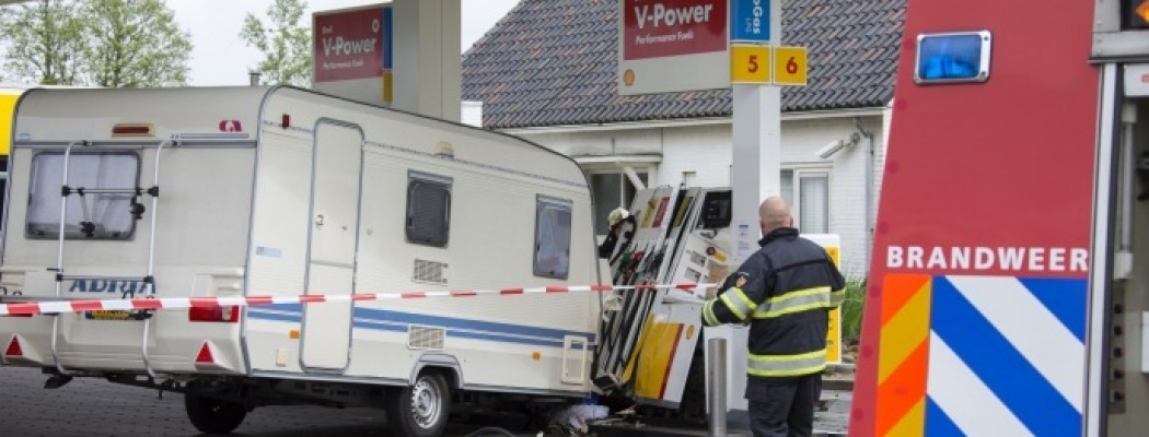 Caravan ramt benzinestation Shell Wilnis