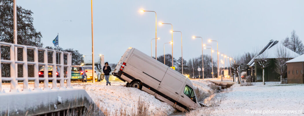 Code oranje: Bestelbus glijdt sloot in langs N201 bij Mijdrecht