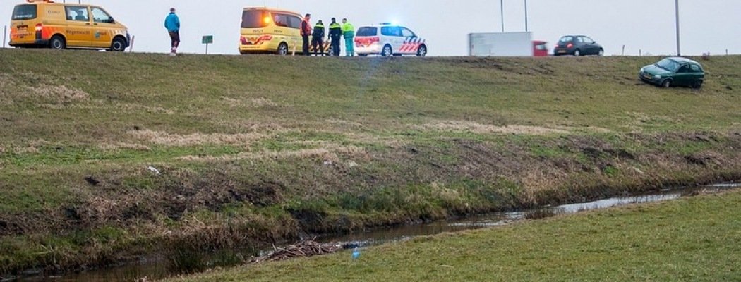 Auto slaat over de kop talud in bij oprit A2 Vinkeveen