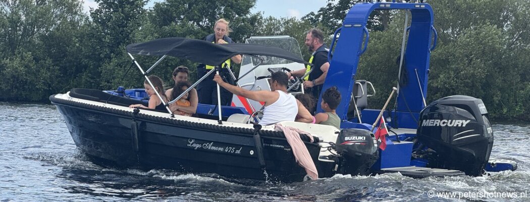 Politieboot redt boot in nood van Vinkeveense Plassen