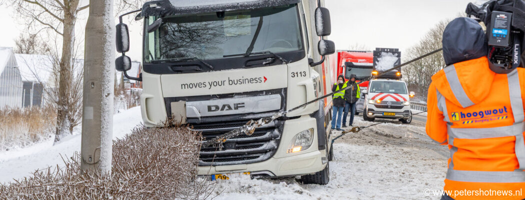 Vrachtwagen van de weg door gladheid op N201 bij Vinkeveen
