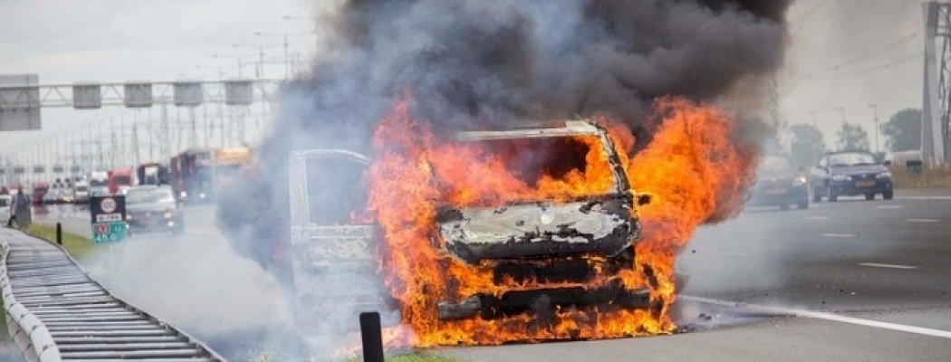 [FOTO'S & VIDEO] Auto brandt volledig uit langs de A2 bij Vinkeveen