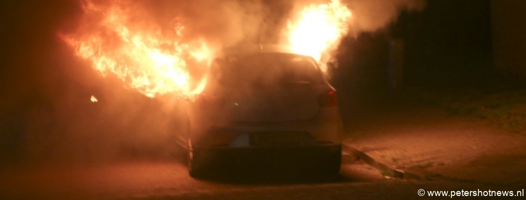 Auto in brand gestoken, verdachte loopt brandend weg