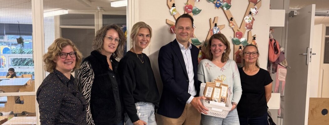 Aalsmeer deelt theedozen uit op de Dag van de Pedagogisch Professional